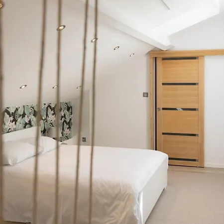 Magnifique Triplex Avec Sauna Plein Centre *